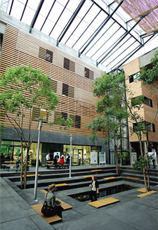 Innenhof des Biologicums am Weinbergcampus in Halle